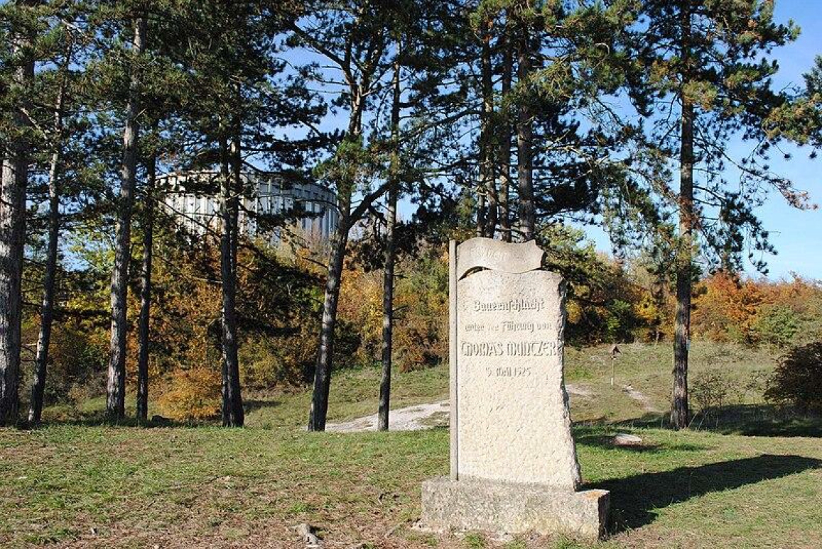 Thomas-Müntzer-Gedenkstein am Schlachtberg in Bad Frankenhausen vor dem Bauernkriegspanorama